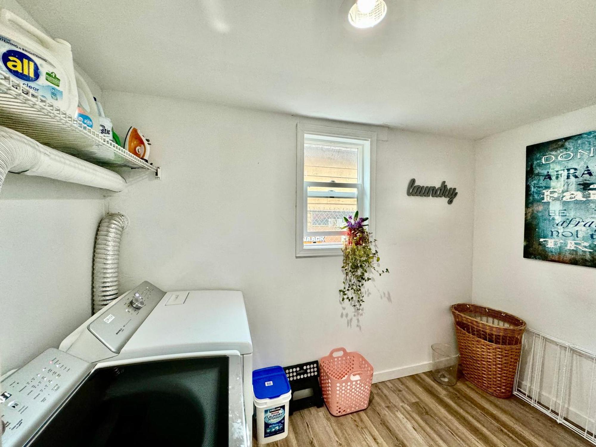 With 2 Bedrooms A King Bed Queen Bed And An Extra Sofa Bed Located 10 Minutes From Seatac Airport And 20 Minutes From Downtown Holiday home Seattle