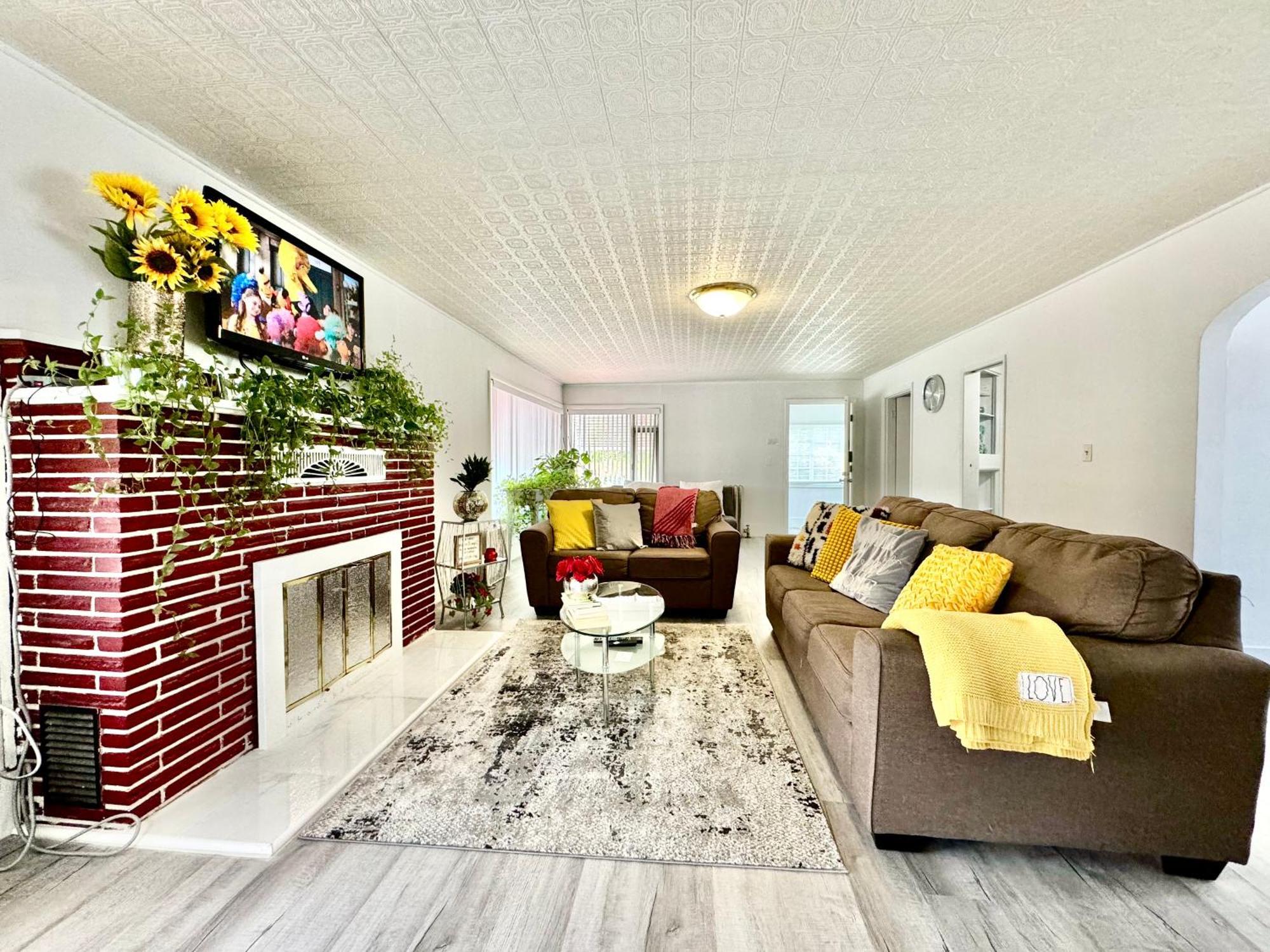 With 2 Bedrooms A King Bed Queen Bed And An Extra Sofa Bed Located 10 Minutes From Seatac Airport And 20 Minutes From Downtown Holiday home Seattle