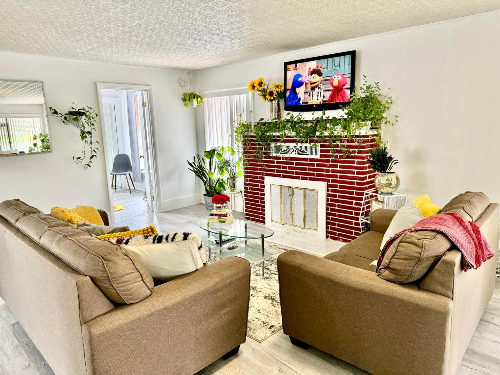 With 2 Bedrooms A King Bed Queen Bed And An Extra Sofa Bed Located 10 Minutes From Seatac Airport And 20 Minutes From Downtown Holiday home