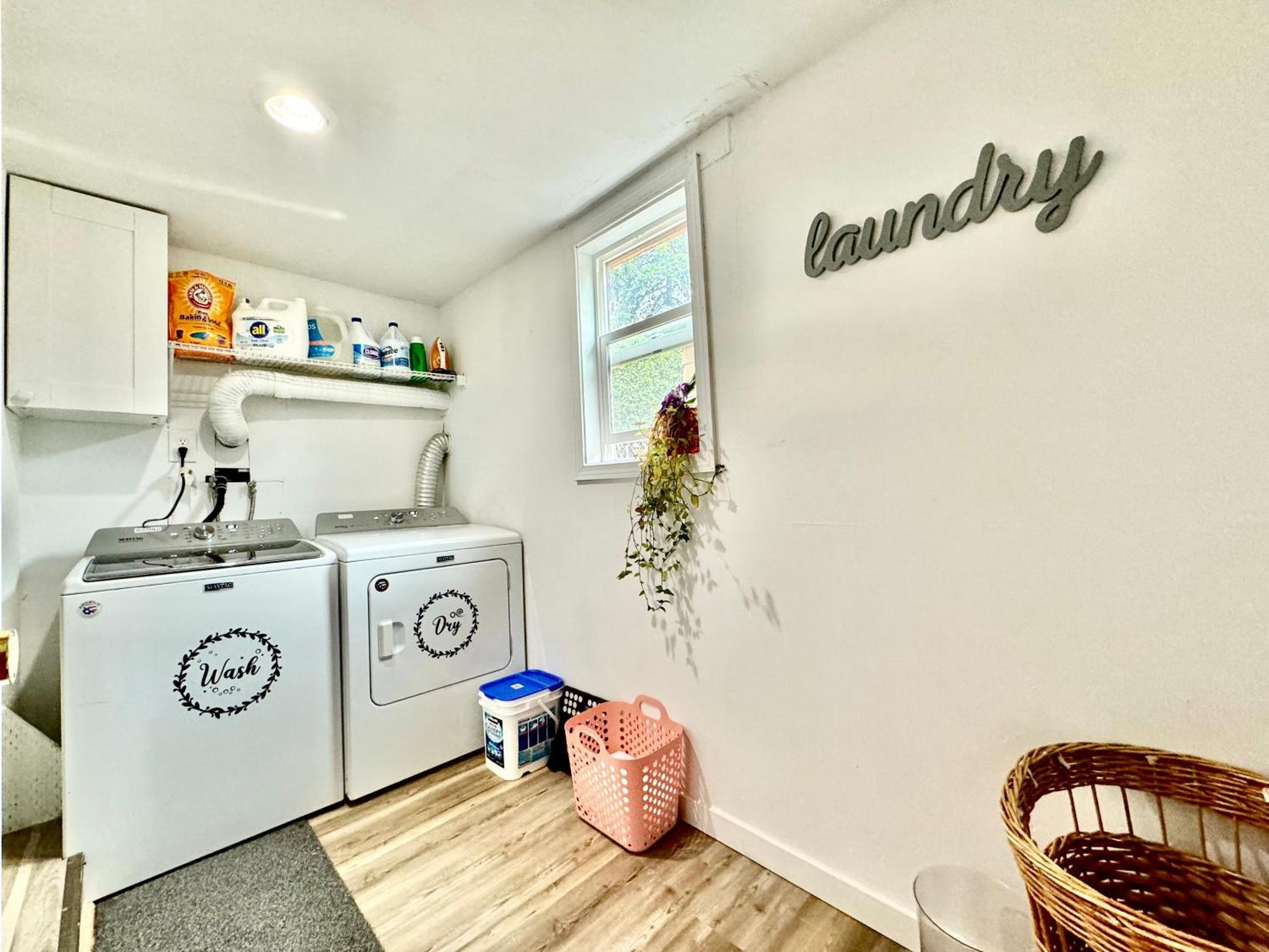 Holiday home With 2 Bedrooms A King Bed Queen Bed And An Extra Sofa Bed Located 10 Minutes From Seatac Airport And 20 Minutes From Downtown