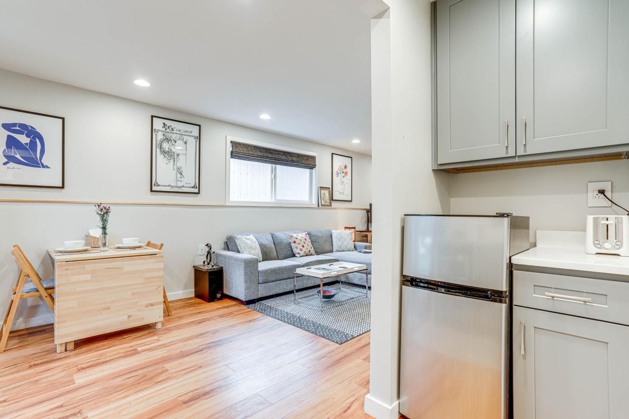Apartment Modern Near Lake!
