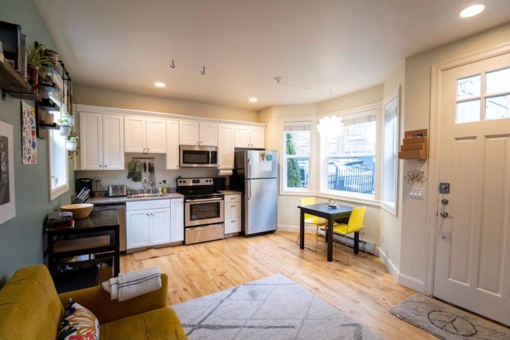 Adorable Cozy House With Parking And Loft! Holiday home Seattle