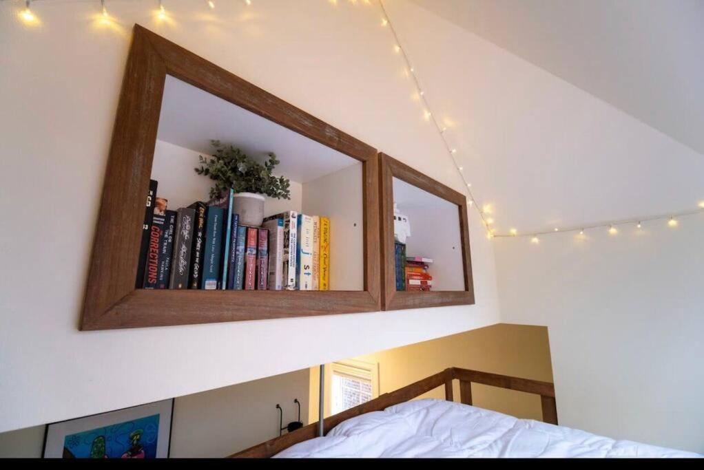 Adorable Cozy House With Parking And Loft! Seattle