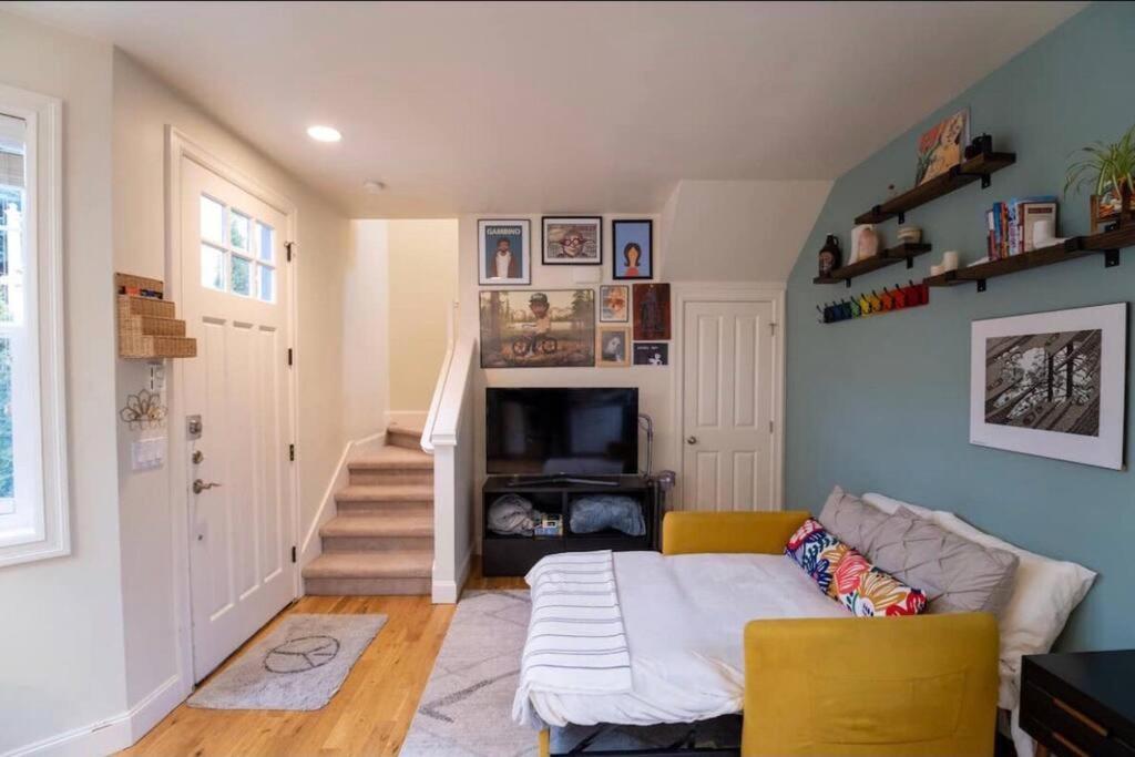 Holiday home Adorable Cozy House With Parking And Loft!