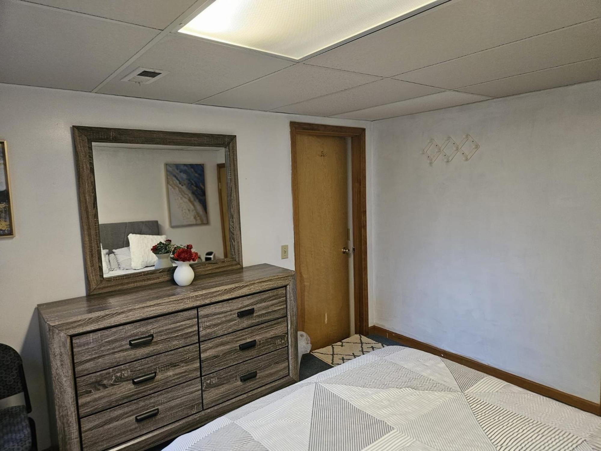 Furnished 1br With Equipped Office- North Seattle