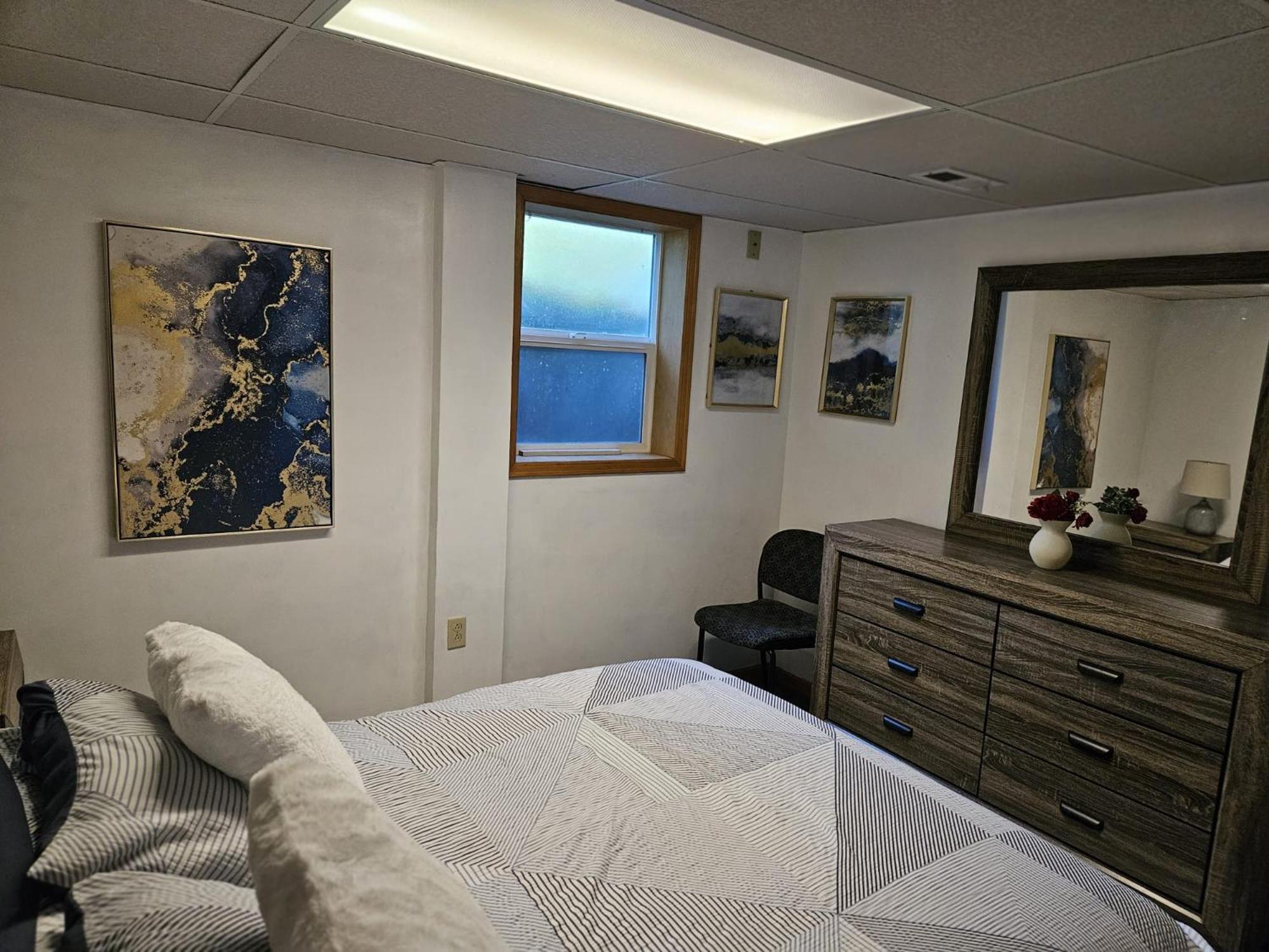 Furnished 1br With Equipped Office- North Apartment Seattle