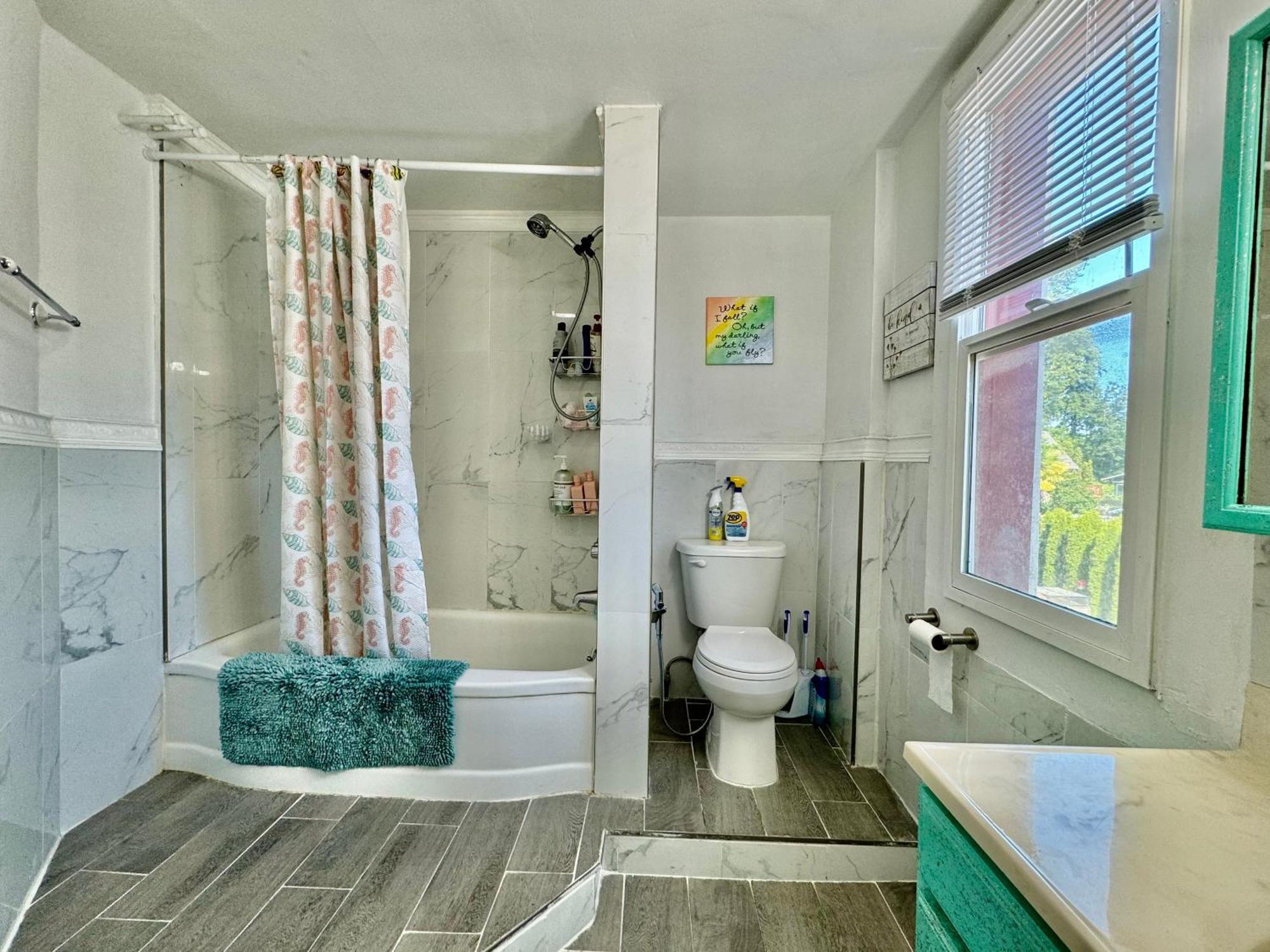 Private With Two Twin Beds Air Conditioning And Shared Bathrooms Located Near Seatac Airport And Downtown Homestay Seattle