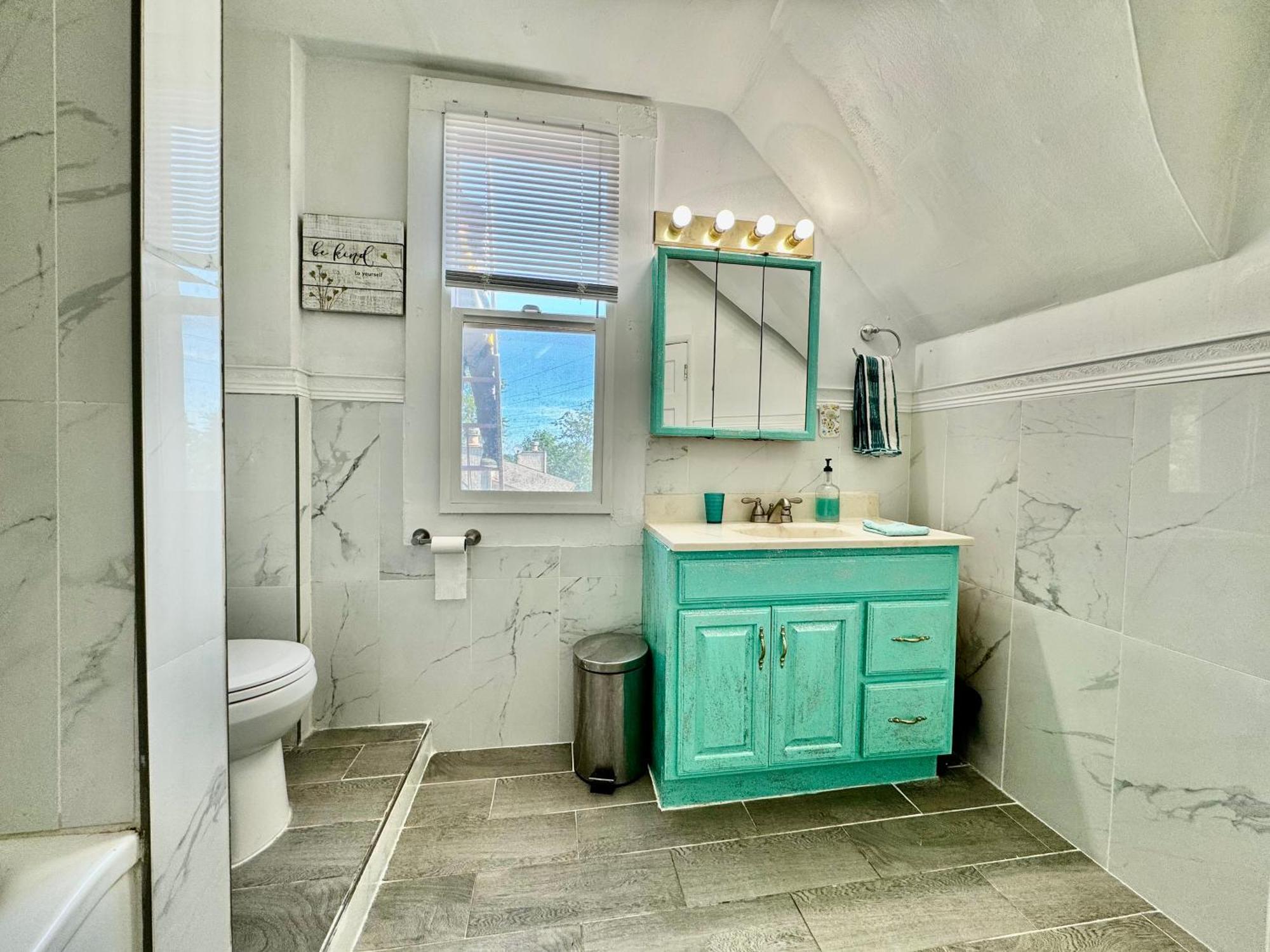 Private With Two Twin Beds Air Conditioning And Shared Bathrooms Located Near Seatac Airport And Downtown Seattle