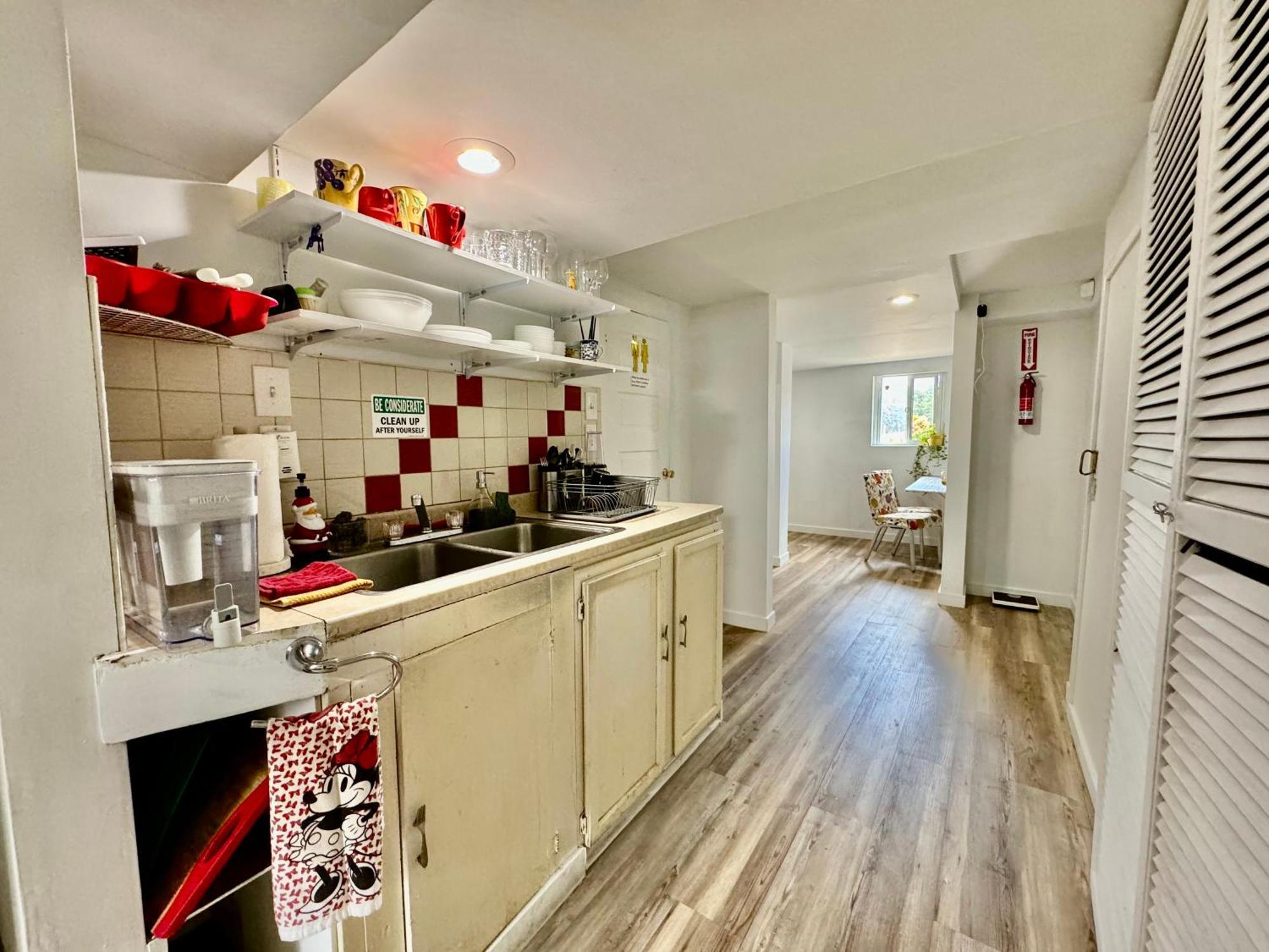 Homestay Private With Two Twin Beds Air Conditioning And Shared Bathrooms Located Near Seatac Airport And Downtown *