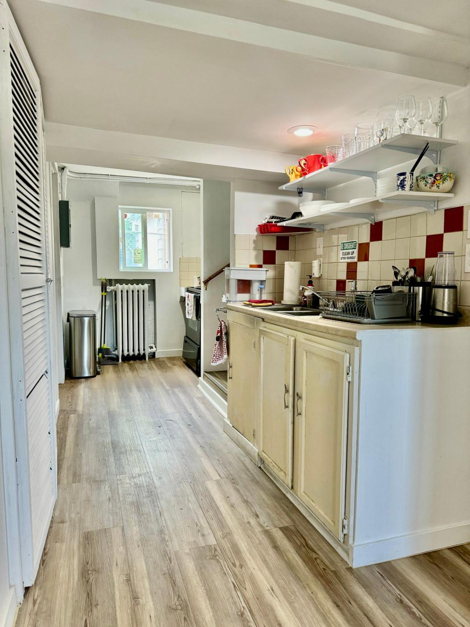 Private With Two Twin Beds Air Conditioning And Shared Bathrooms Located Near Seatac Airport And Downtown *