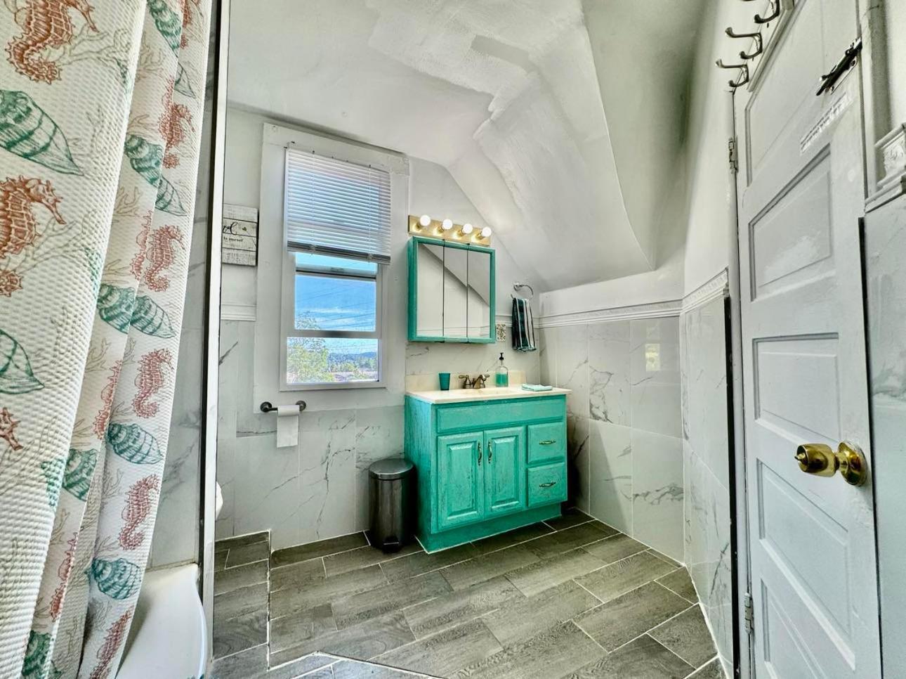 Private Tiny On The 1st Floor With Shared Bathroom Near Airport And Downtown Seattte Homestay *