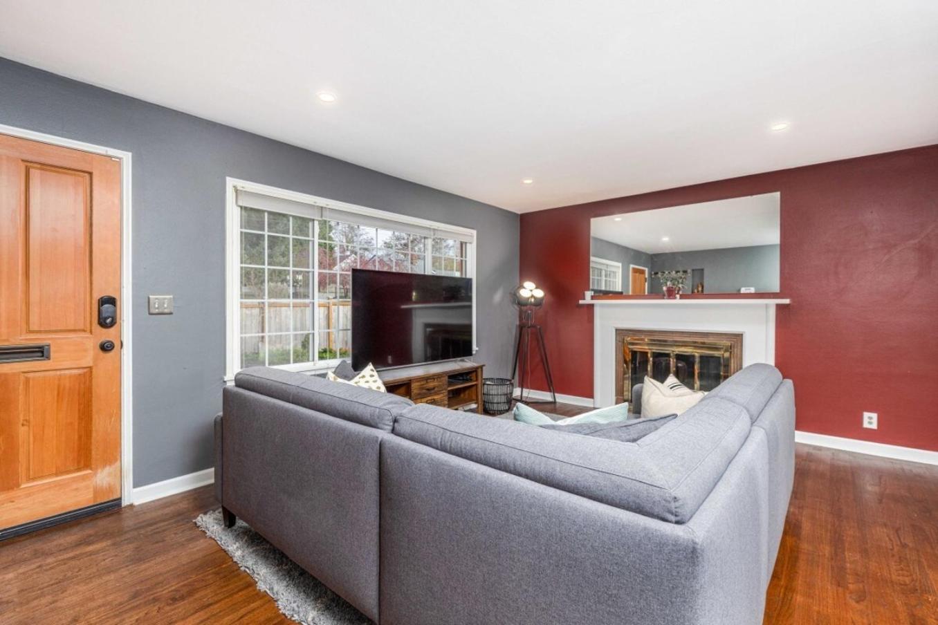 Remodeled Fenced Yard Outdoor Fireplace * Seattle