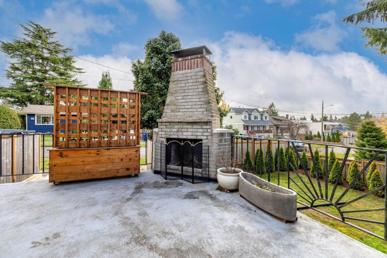 Remodeled Fenced Yard Outdoor Fireplace *