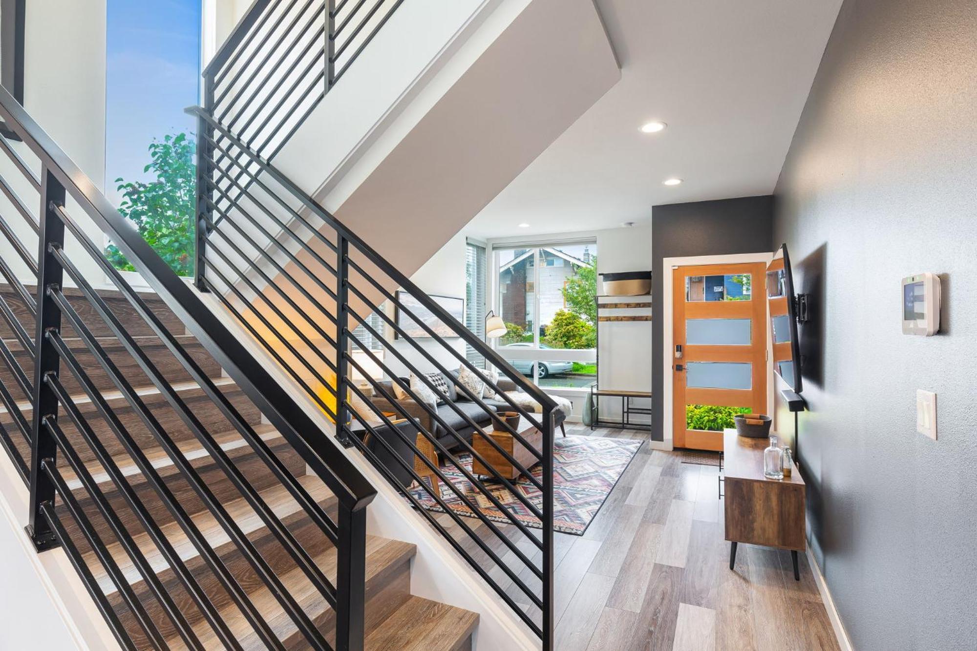Stylish Townhouse Near Attractions *