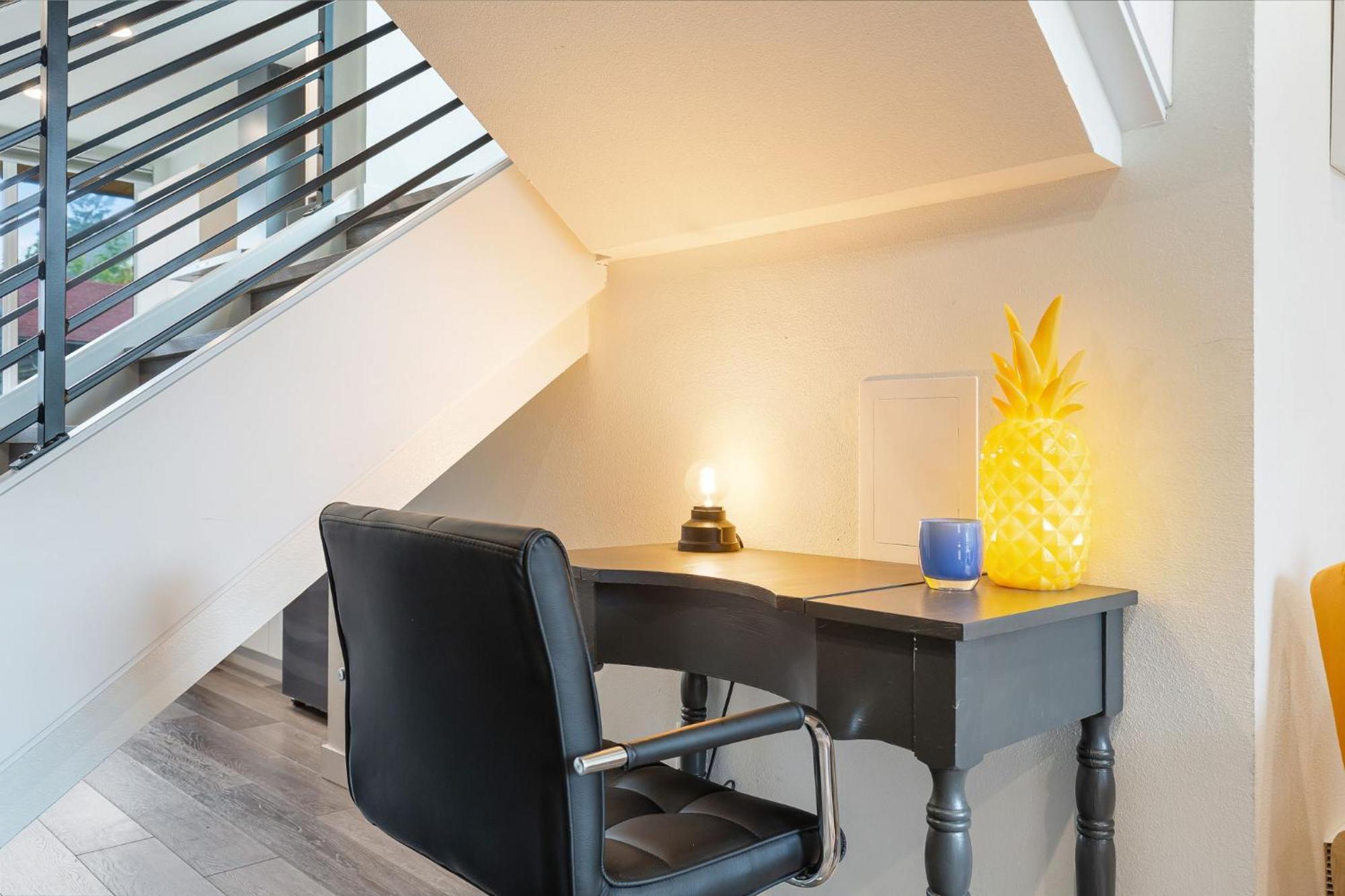Stylish Townhouse Near Attractions Holiday home