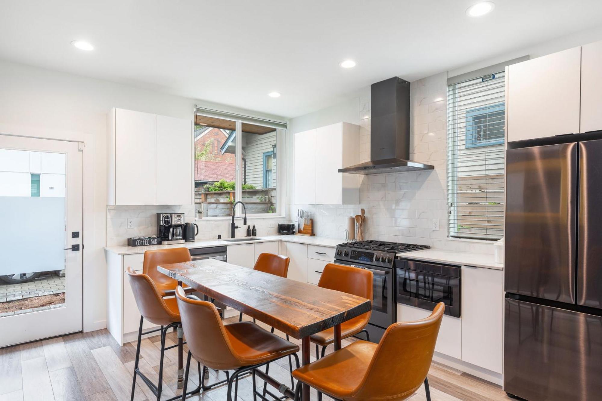 Stylish Townhouse Near Attractions Holiday home *