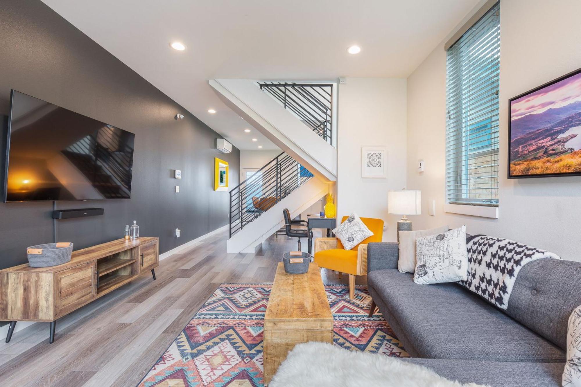 Stylish Townhouse Near Attractions Holiday home