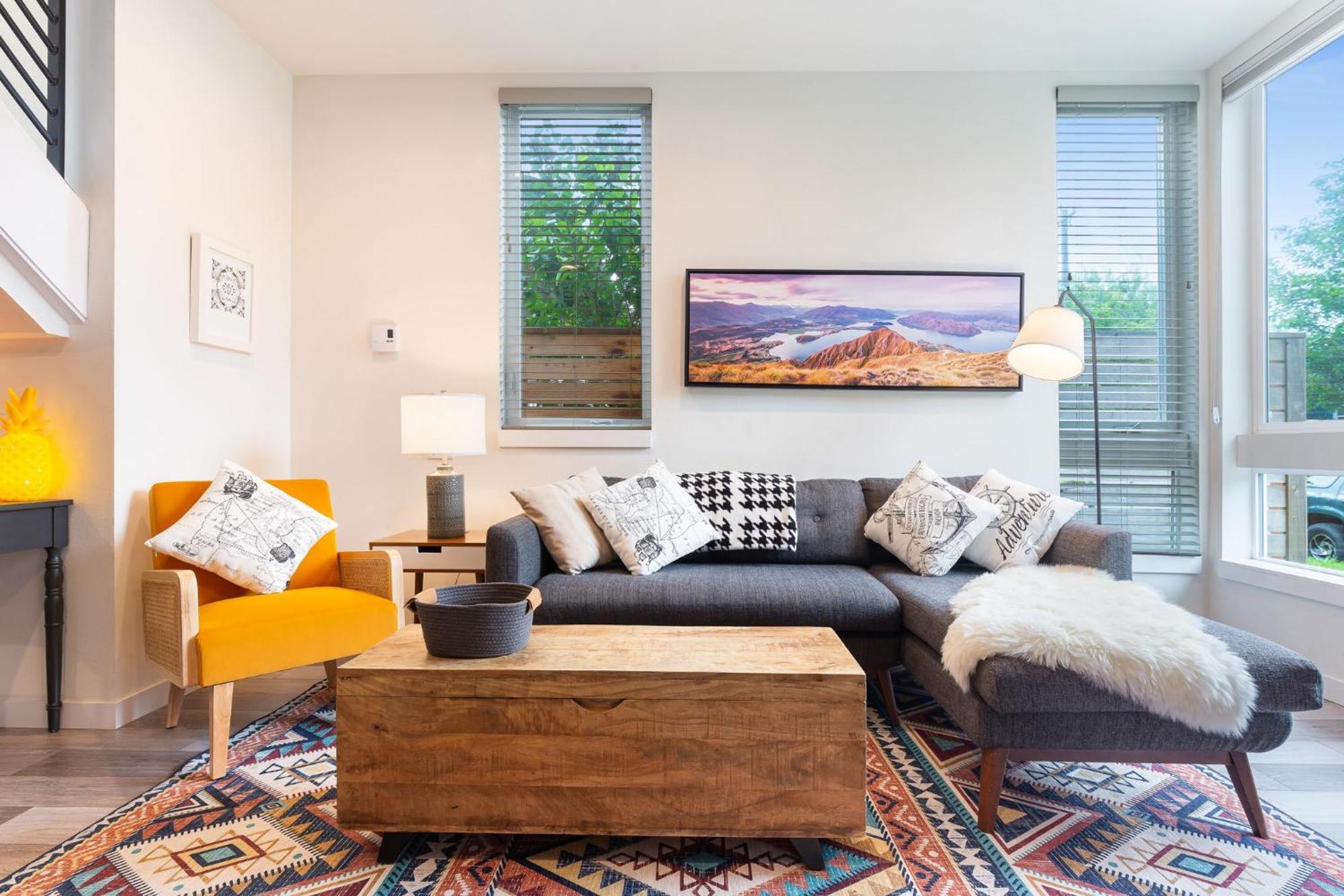 Stylish Townhouse Near Attractions *