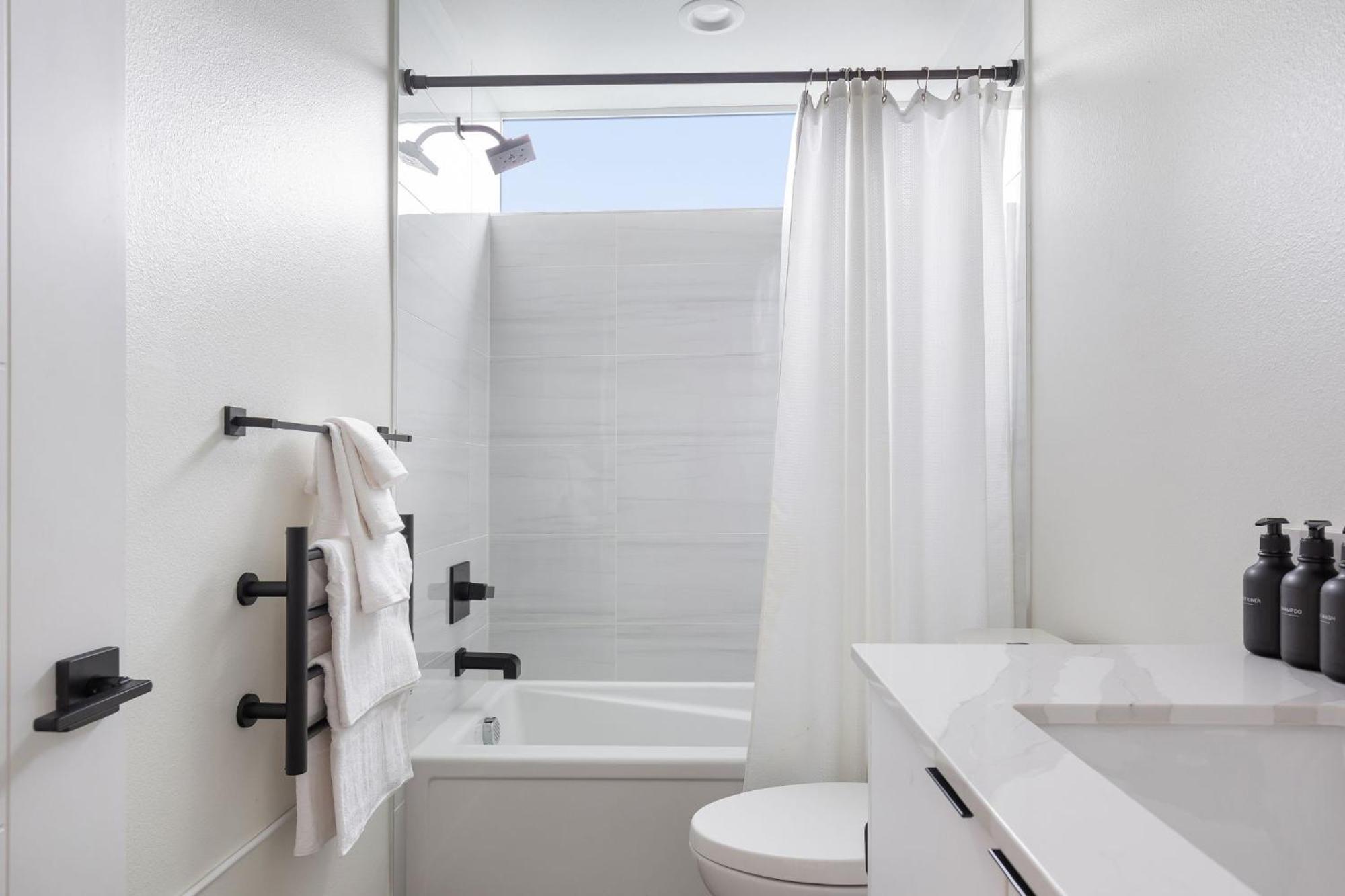 Stylish Townhouse Near Attractions