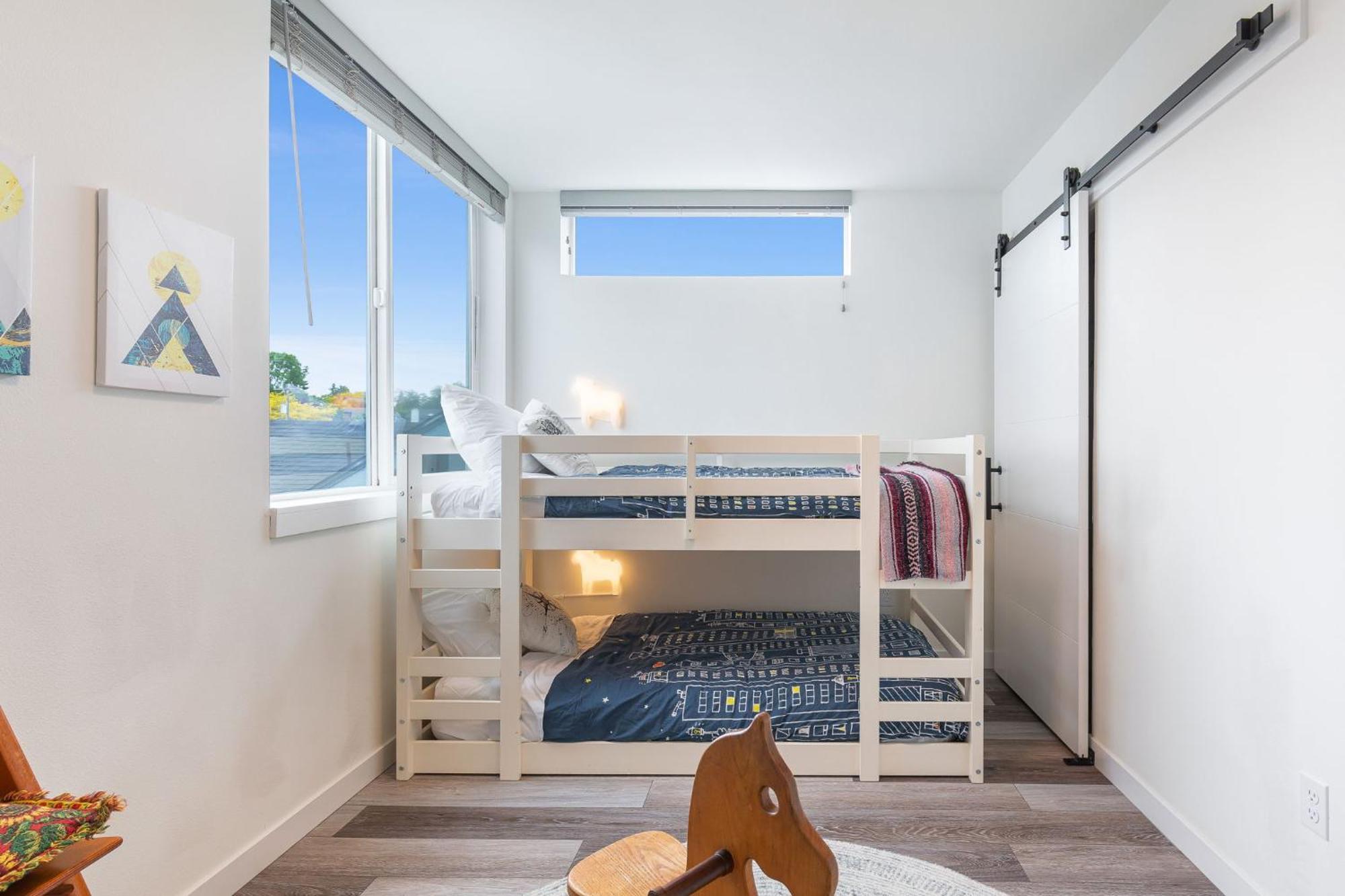 Stylish Townhouse Near Attractions Holiday home