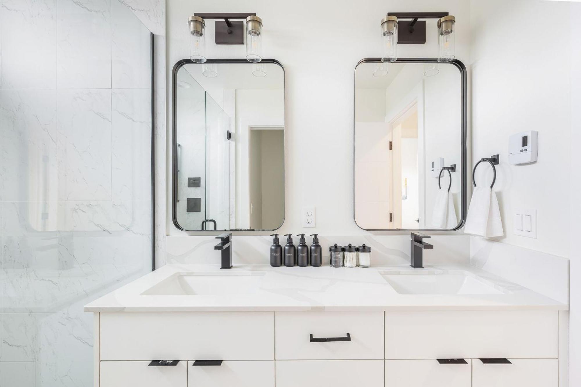 Stylish Townhouse Near Attractions *
