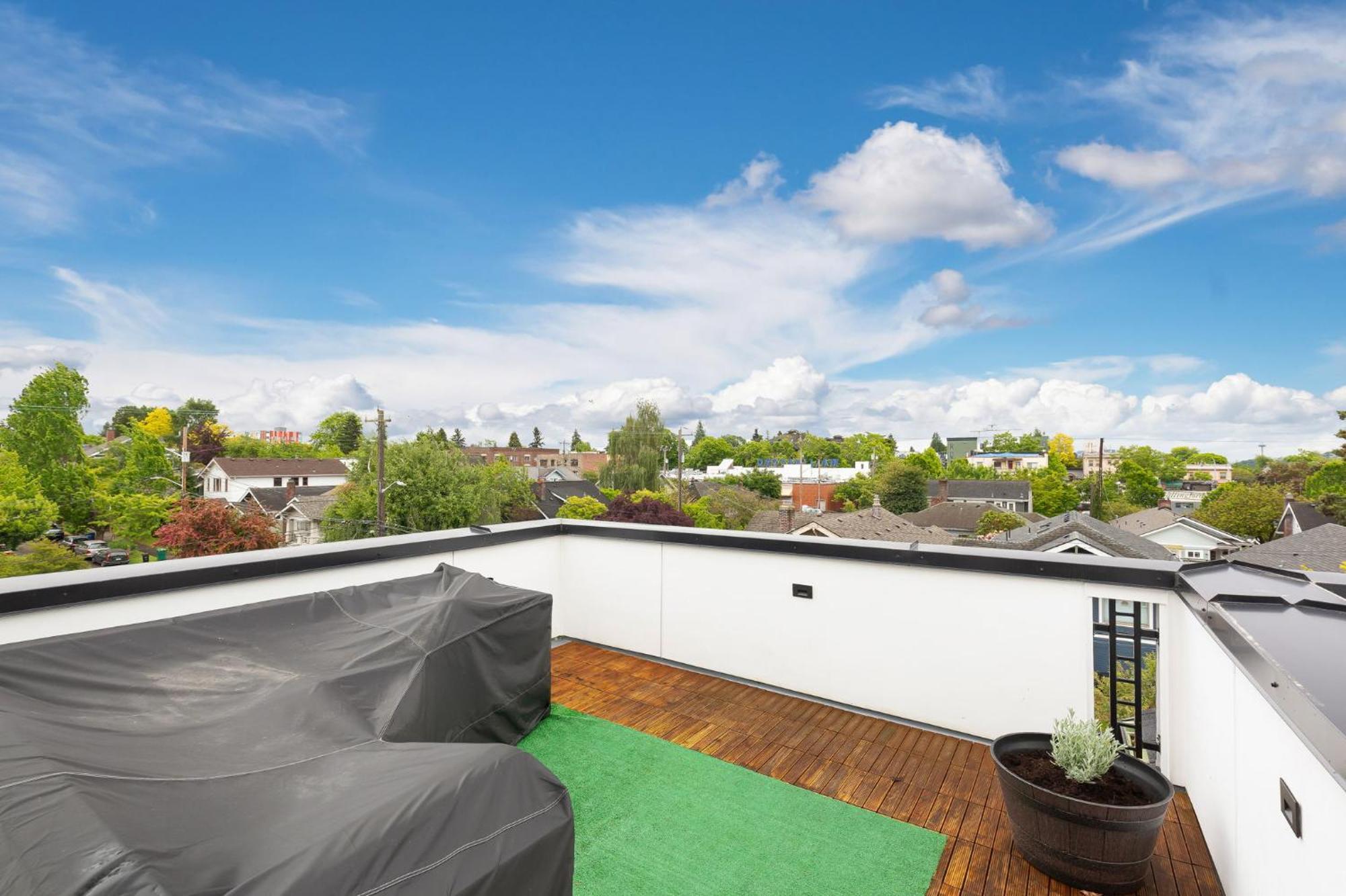 Stylish Townhouse Near Attractions Holiday home *