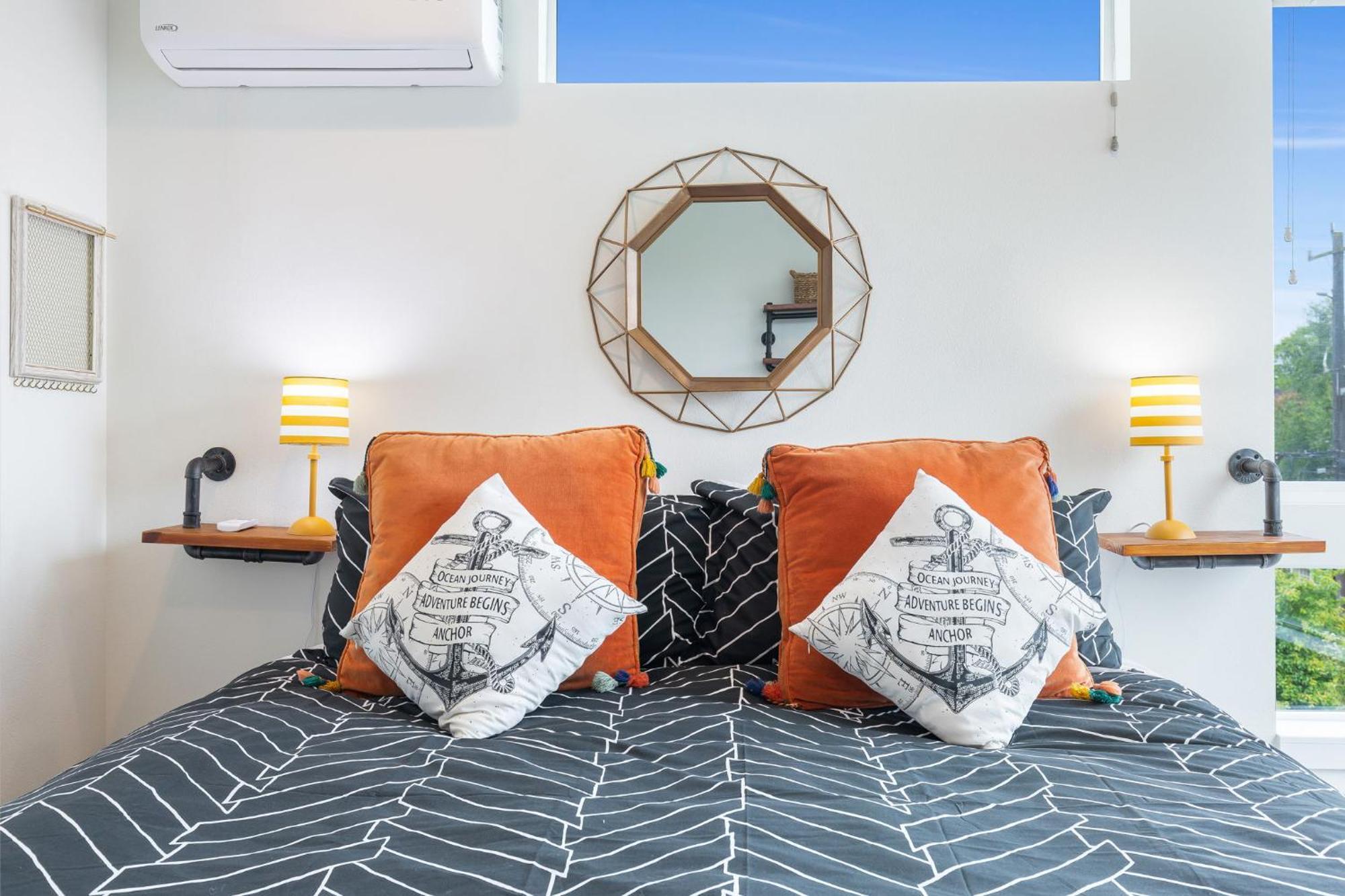 Stylish Townhouse Near Attractions Holiday home *