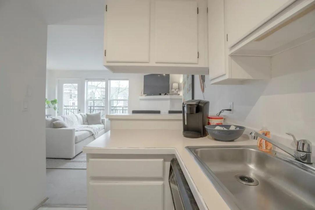 Free Parking - Views - Near Attractions Apartment *