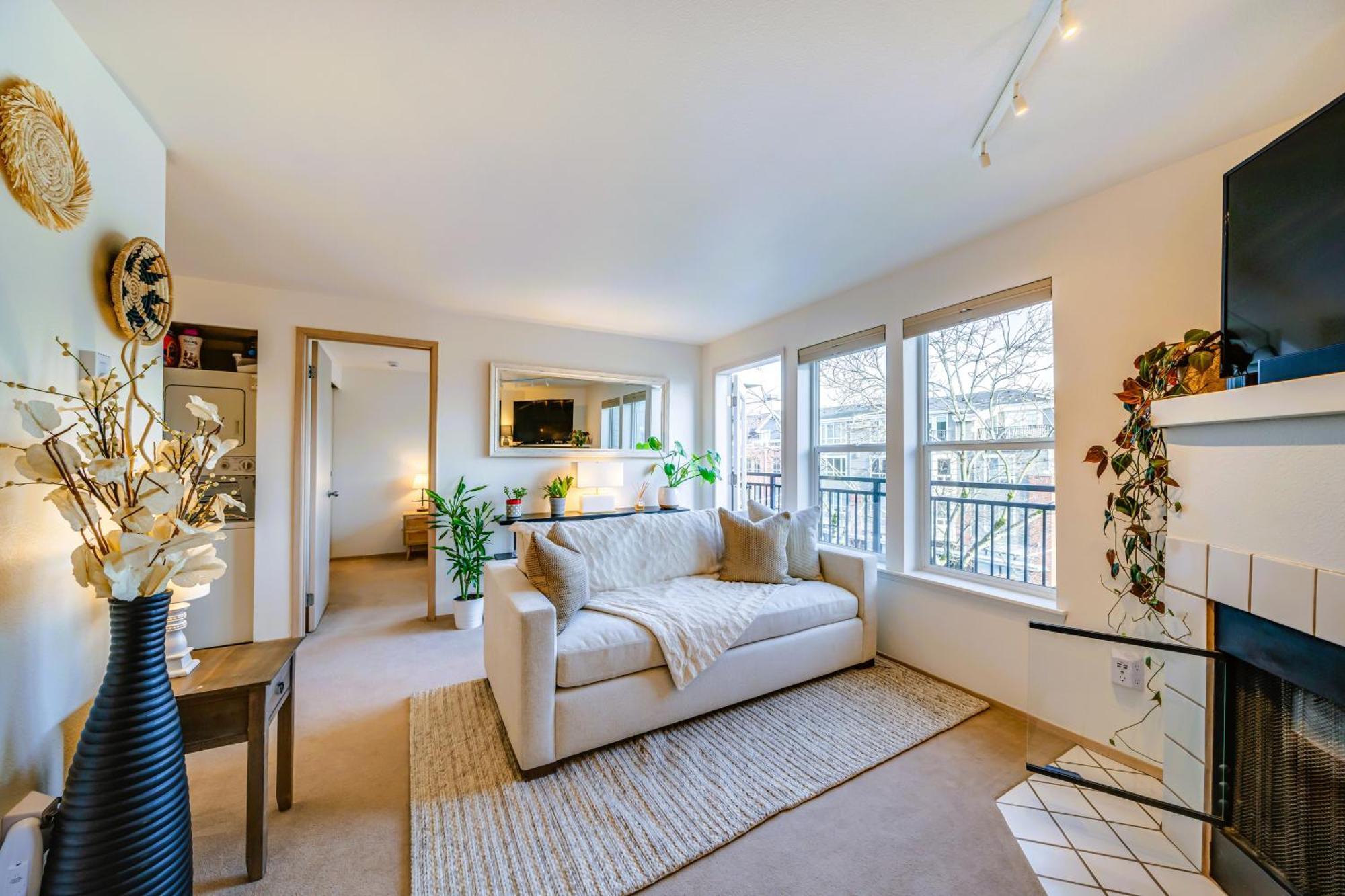 Free Parking - Views - Near Attractions Apartment Seattle