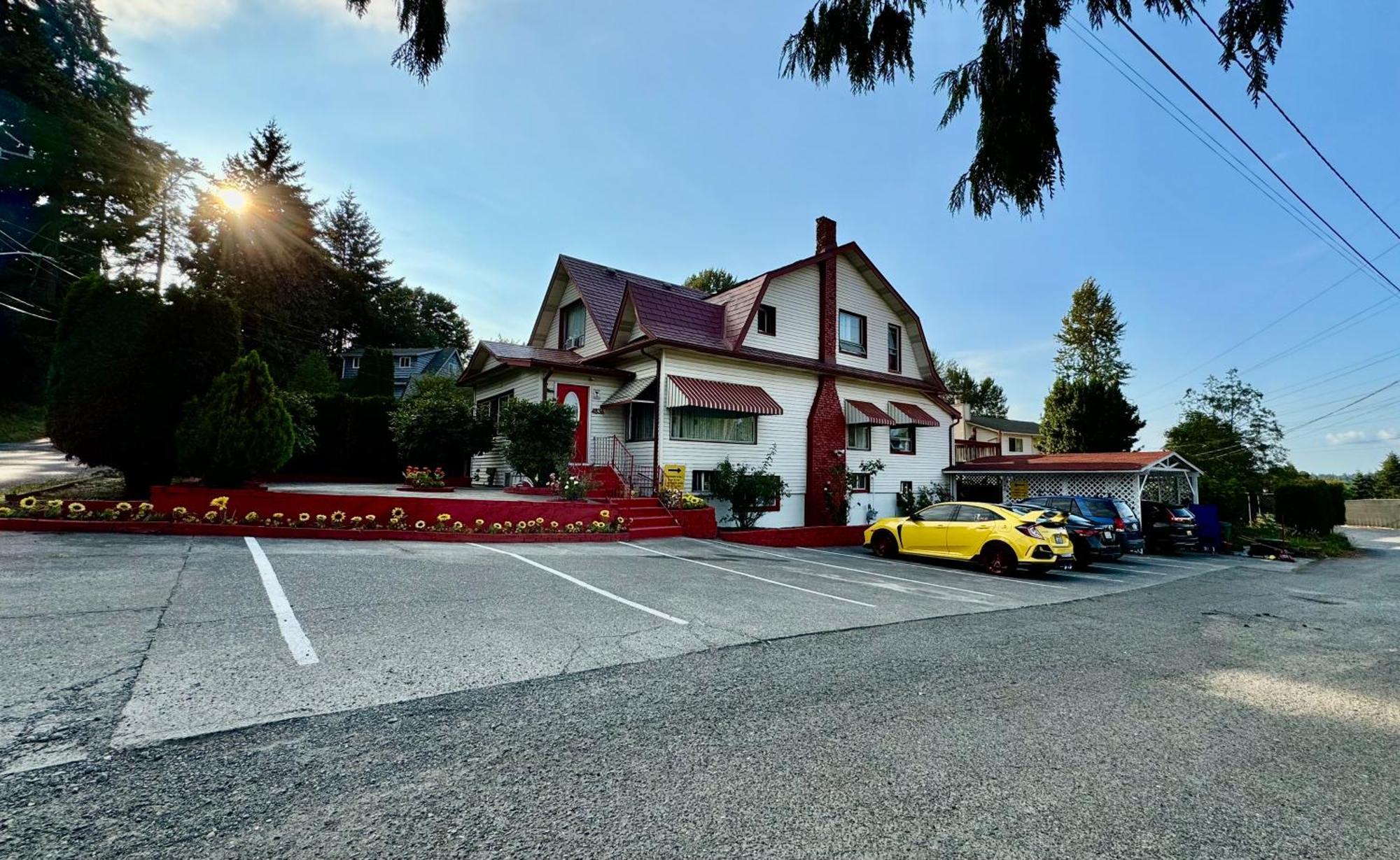 With 2 Bedrooms A King Bed Queen Bed And An Extra Sofa Bed Located 10 Minutes From Seatac Airport And 20 Minutes From Downtown *