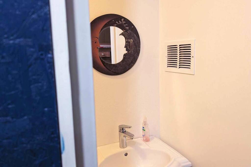 The Gogh - A Cozy, Creative Retreat Apartment Seattle