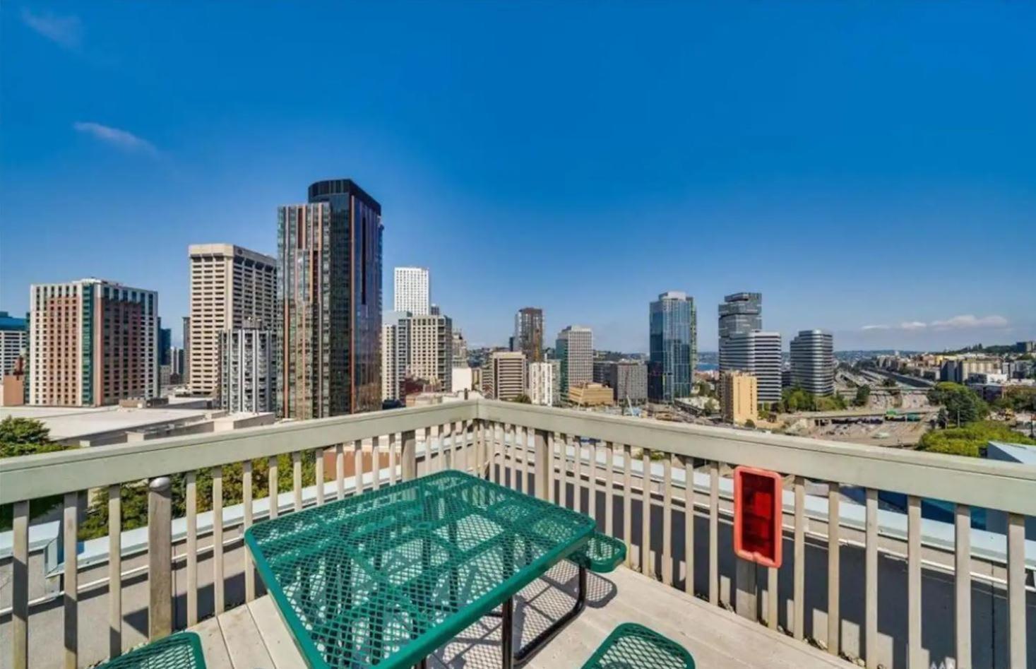 Vibrant Downtown, King Bed, Work Desk & Kitchen *