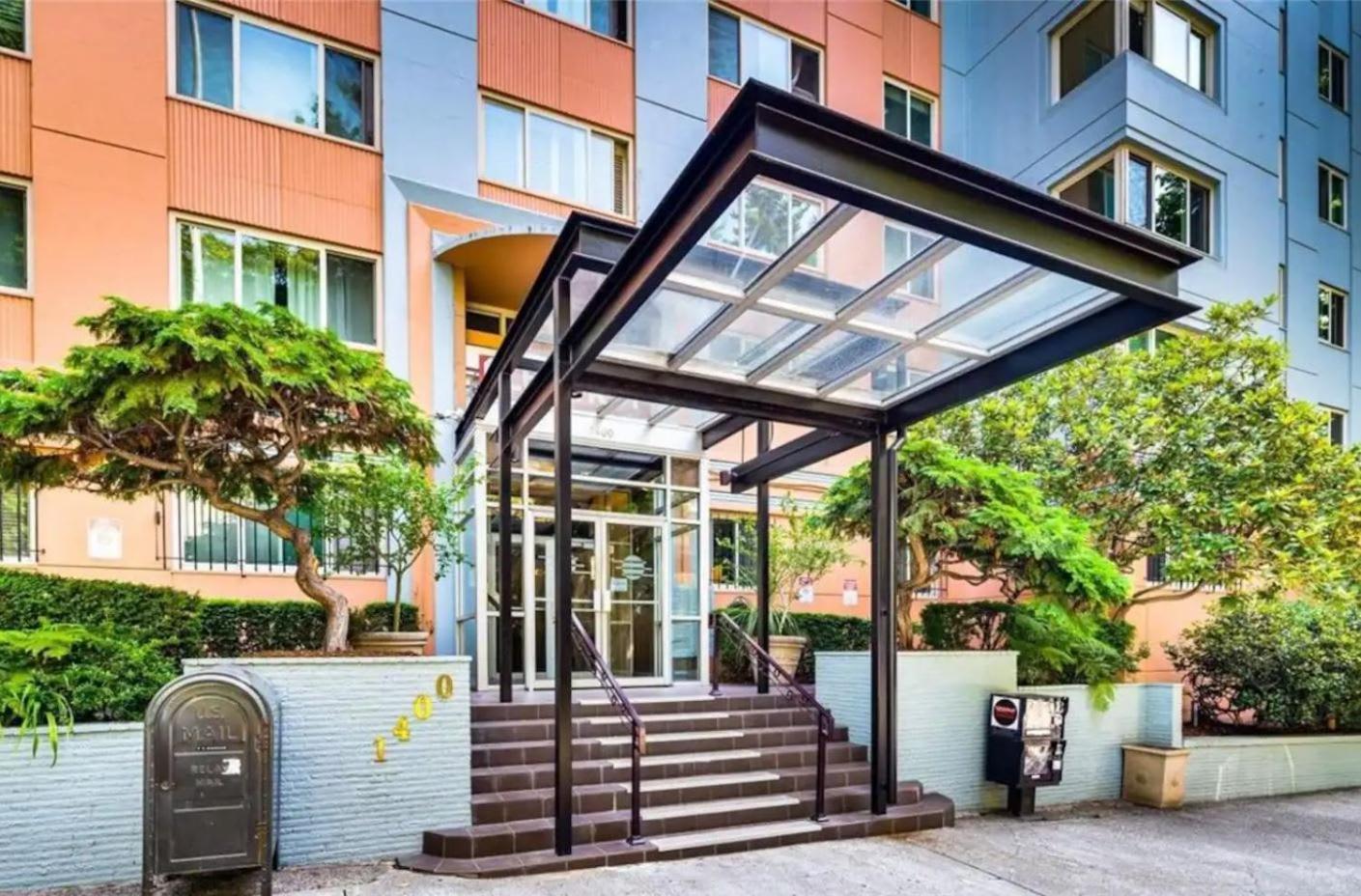 Vibrant Downtown, King Bed, Work Desk & Kitchen Holiday home *