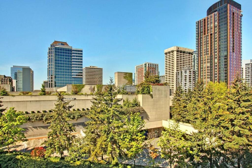 Vibrant Downtown, King Bed, Work Desk & Kitchen * Seattle