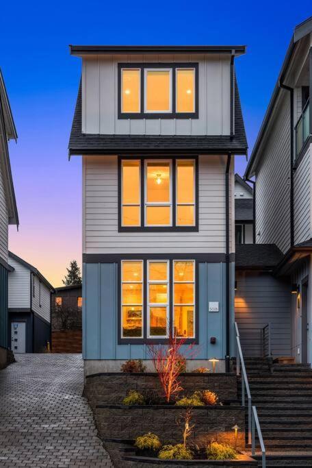 New House In Peaceful And Trendy District Seattle