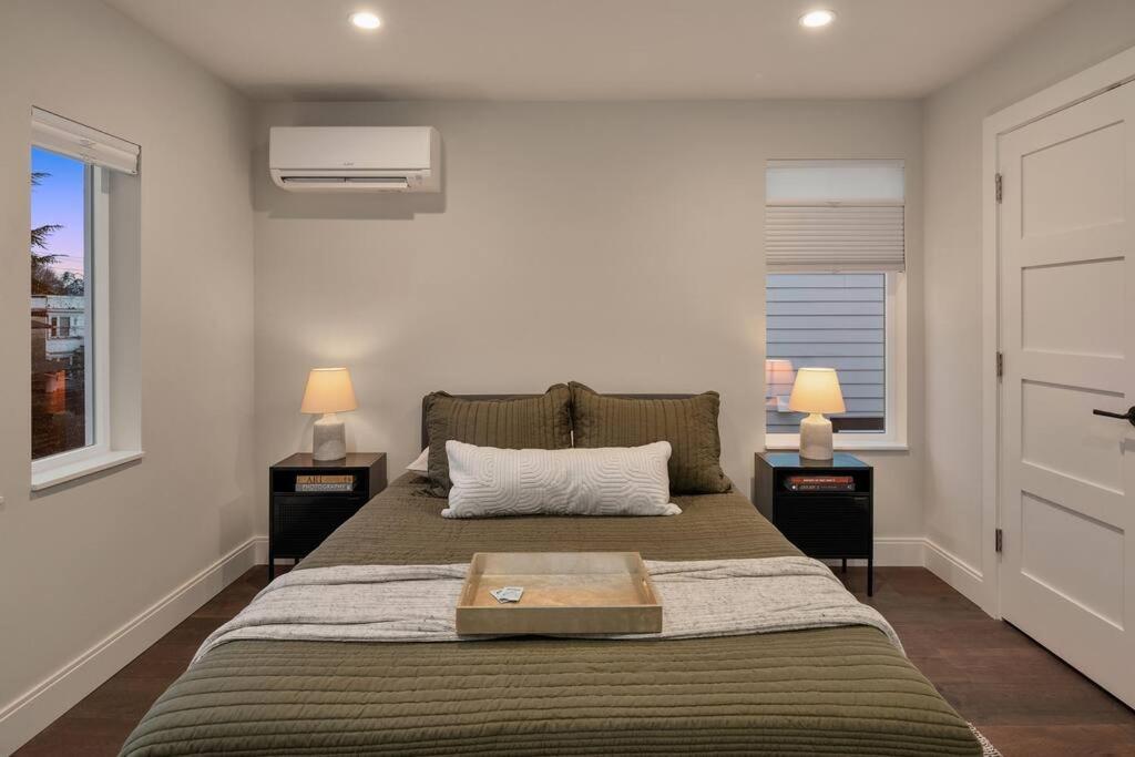 New House In Peaceful And Trendy District *