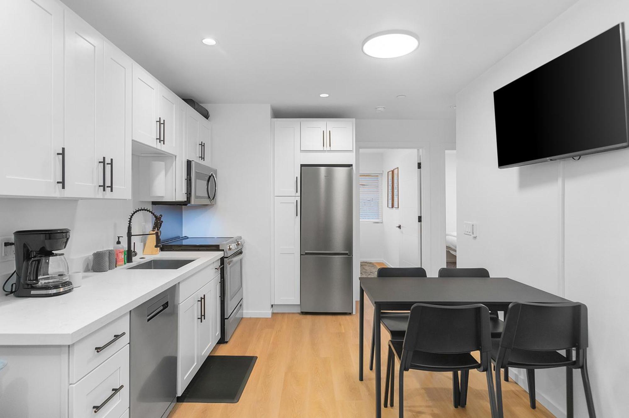 The Cloudbreak Townhome - 88 Walkscore! Apartment