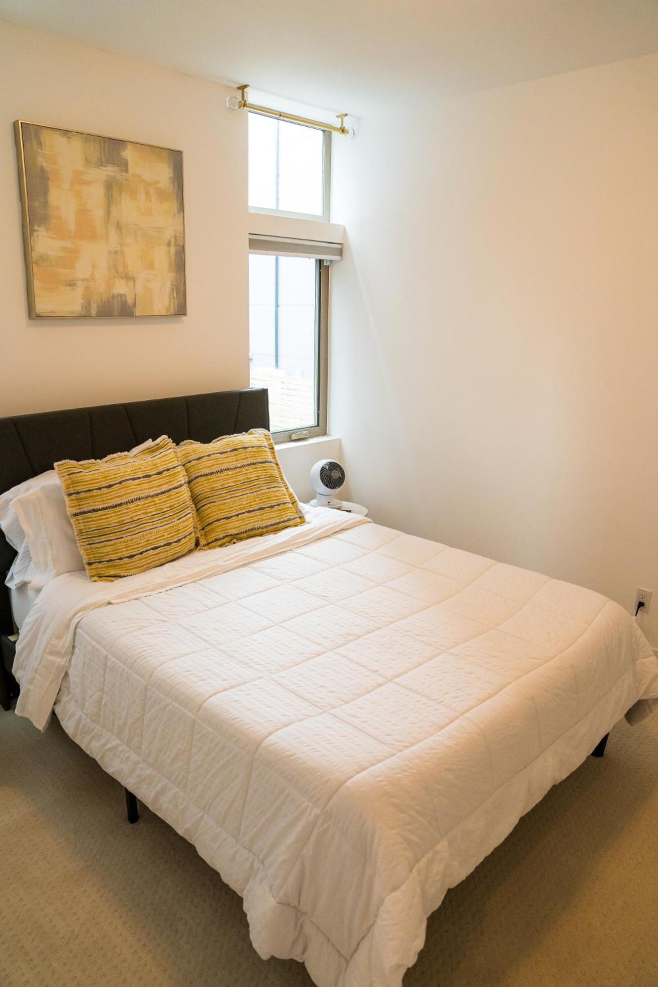 Explore Free Parking & Walk To Light Rail - New Listing & Abnb Superhost Apartment Seattle
