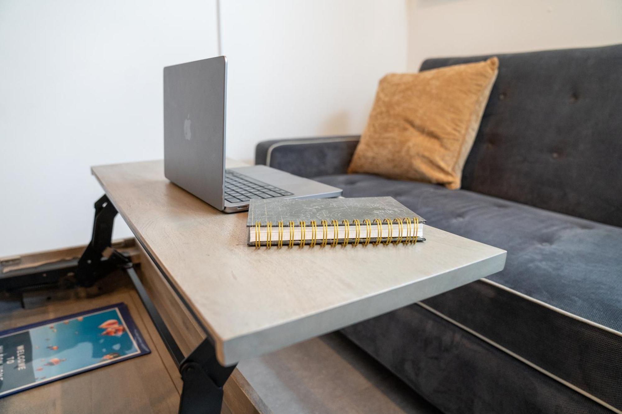 Explore Free Parking & Walk To Light Rail - New Listing & Abnb Superhost Apartment Seattle