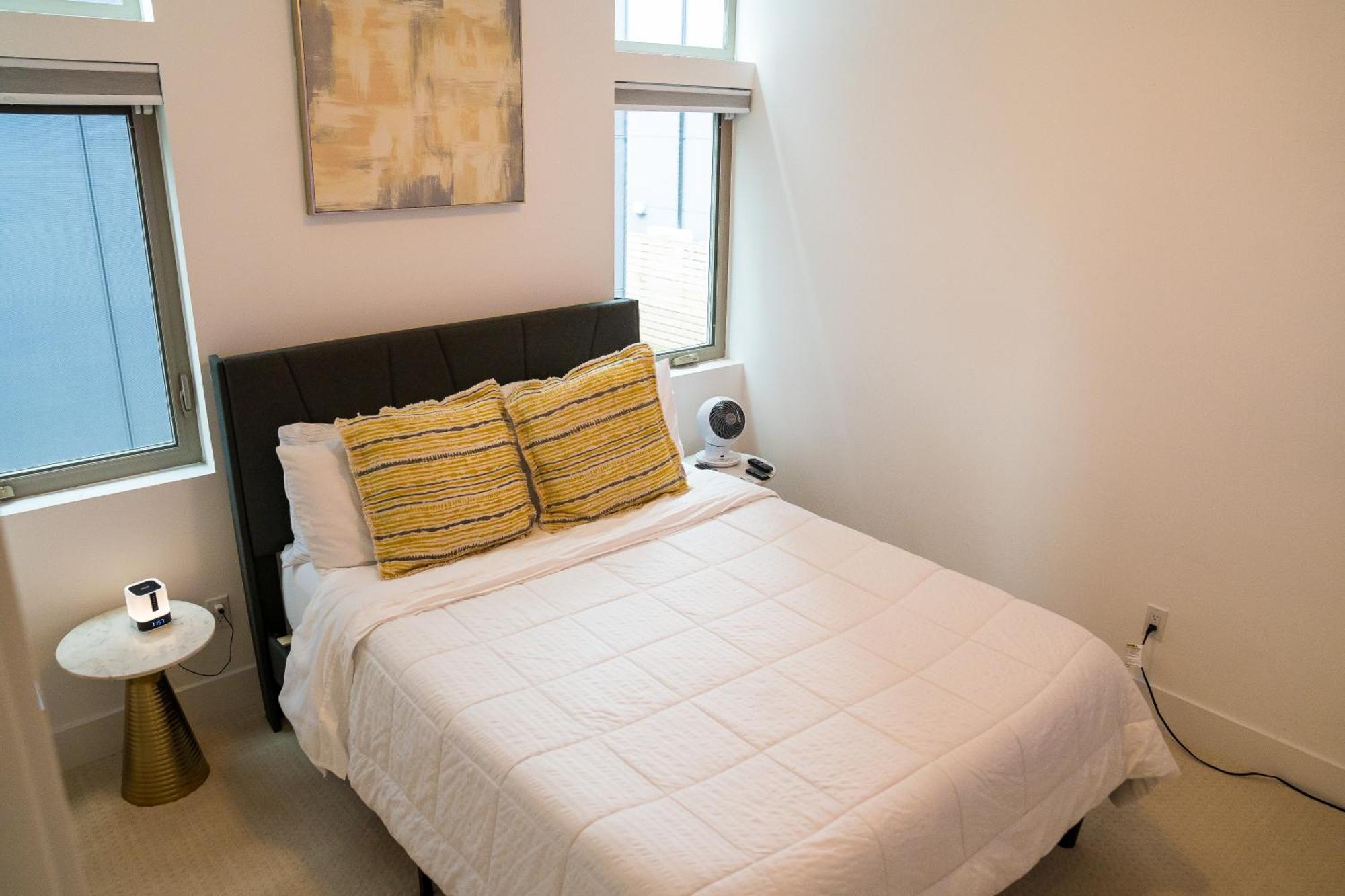 Explore Free Parking & Walk To Light Rail - New Listing & Abnb Superhost * Seattle