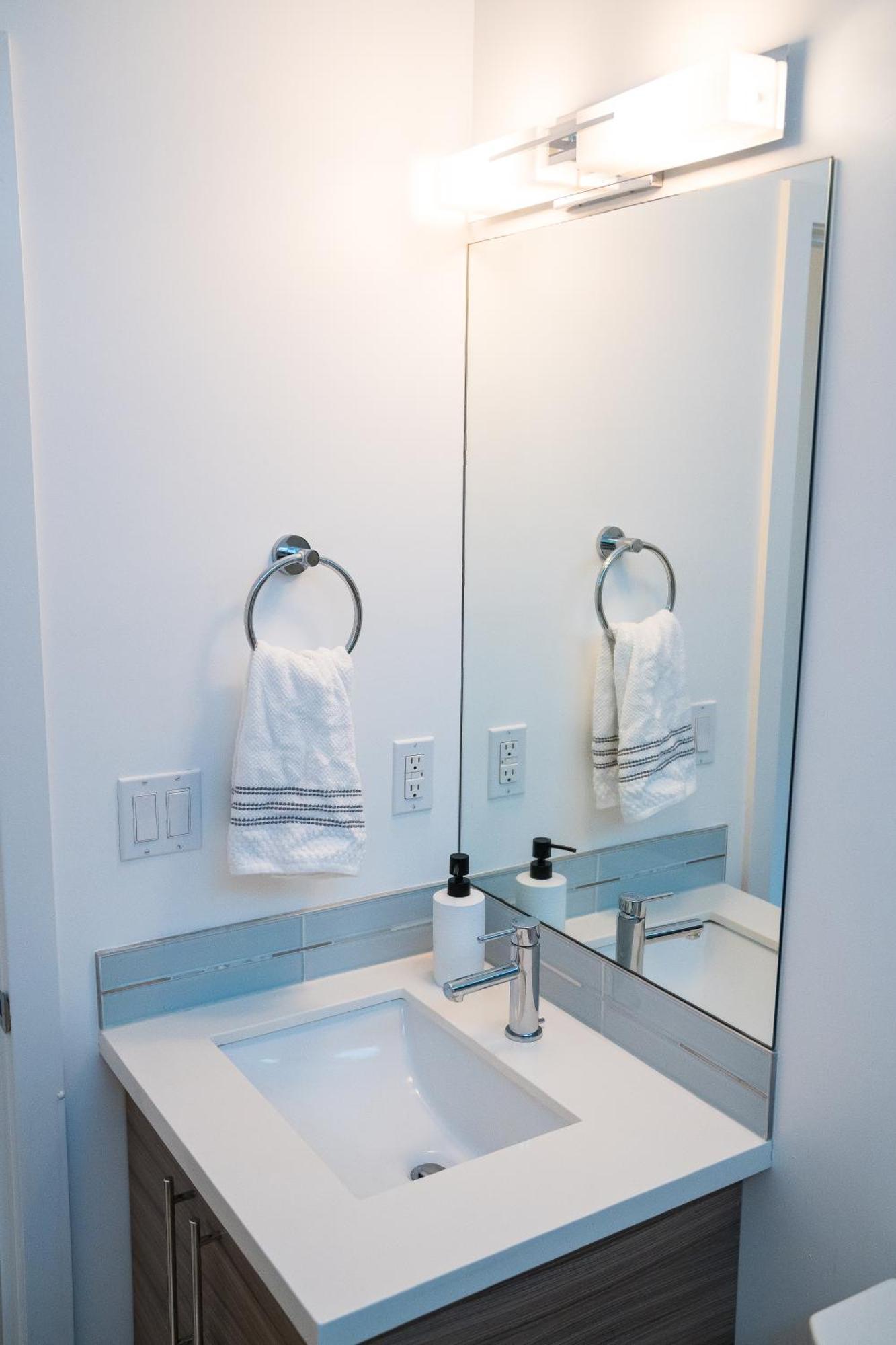 Explore Free Parking & Walk To Light Rail - New Listing & Abnb Superhost