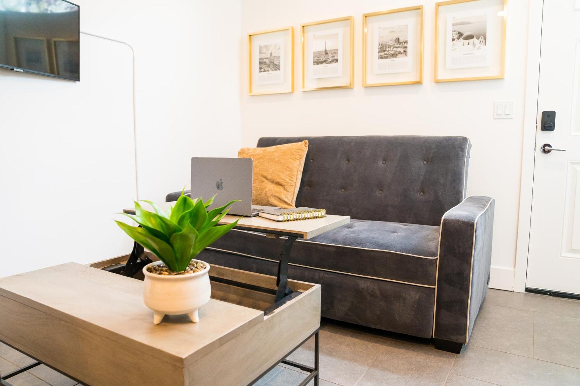 Explore Free Parking & Walk To Light Rail - New Listing & Abnb Superhost Apartment Seattle
