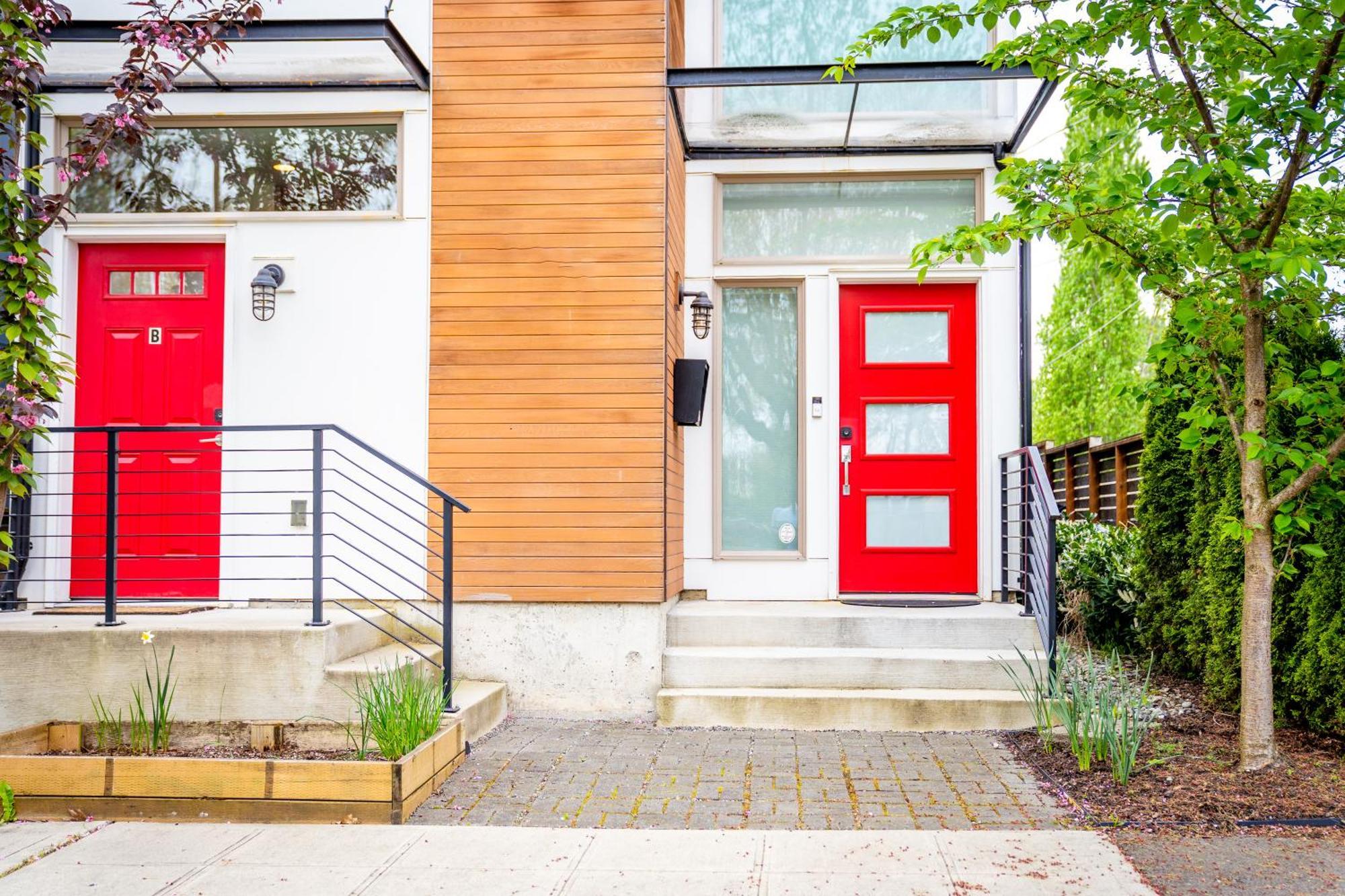Explore Free Parking & Walk To Light Rail - New Listing & Abnb Superhost Seattle