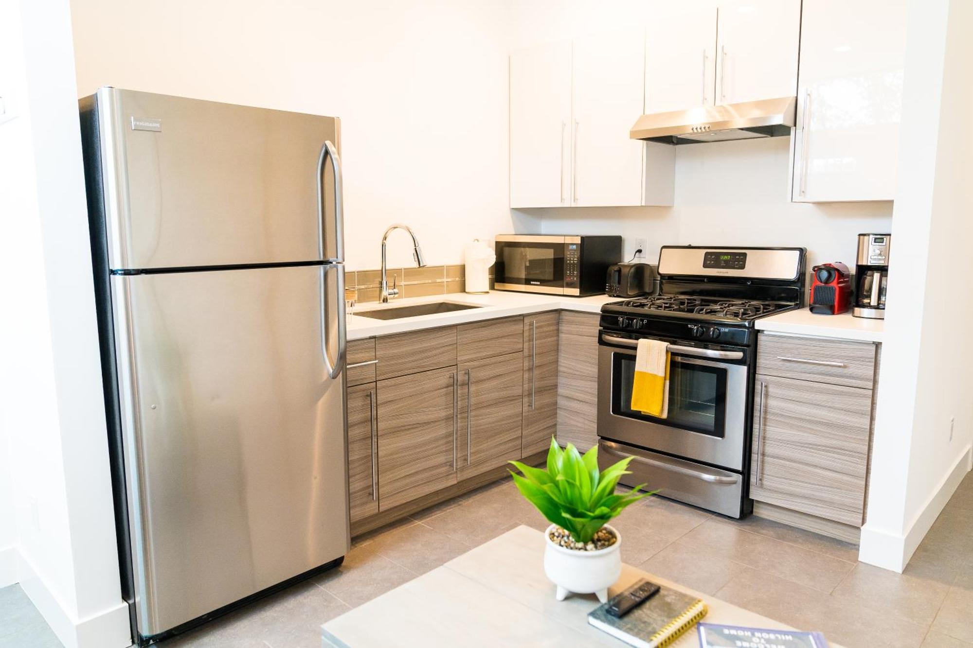 Explore Free Parking & Walk To Light Rail - New Listing & Abnb Superhost