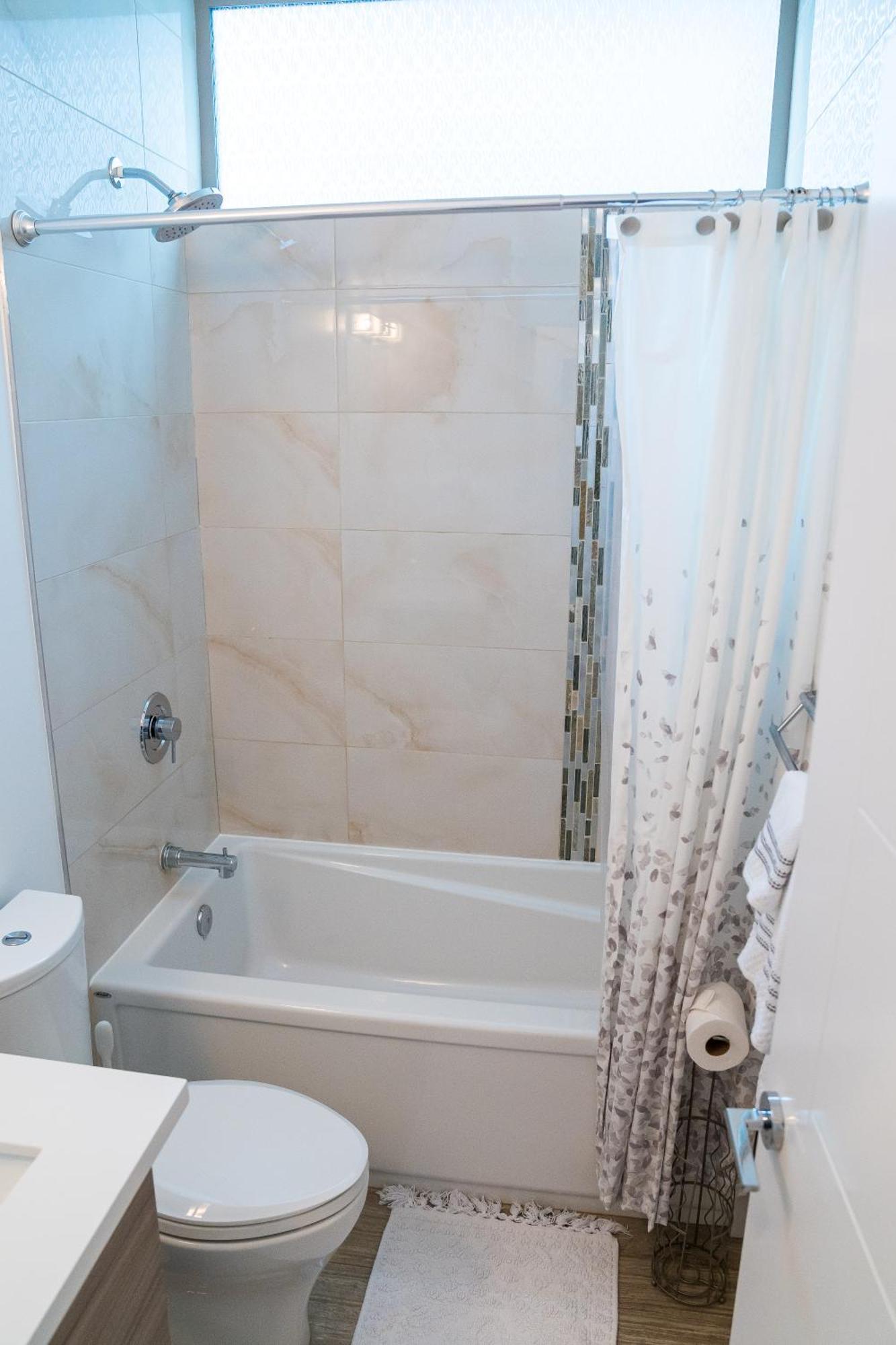 Apartment Explore Free Parking & Walk To Light Rail - New Listing & Abnb Superhost Seattle