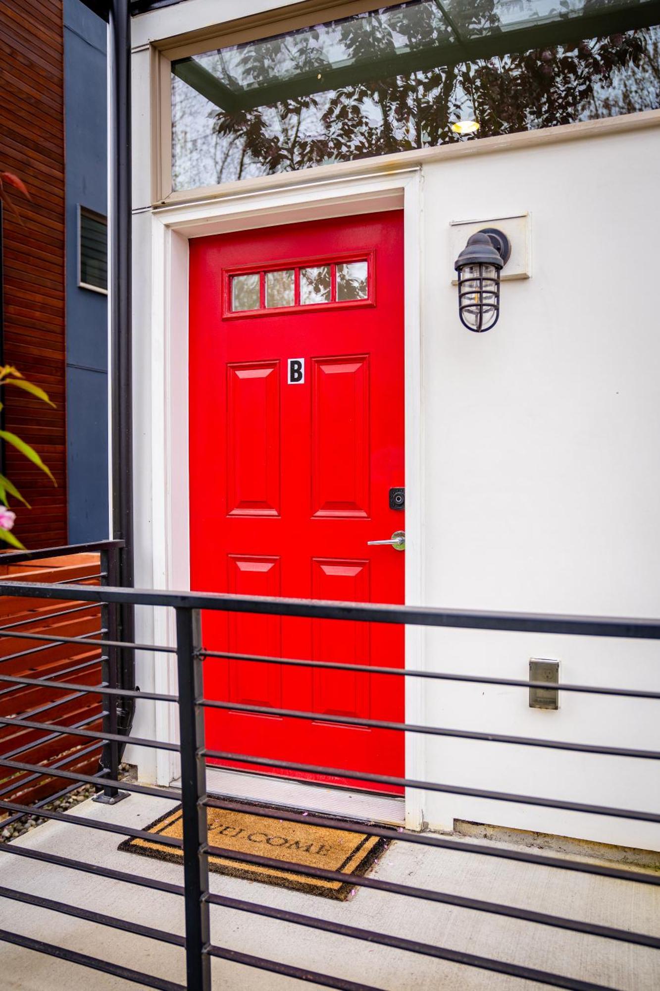 Explore Free Parking & Walk To Light Rail - New Listing & Abnb Superhost Seattle