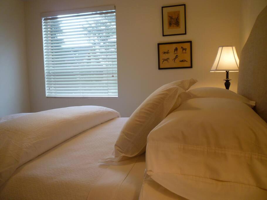 Quiet Residential Wallingford W/parking Seattle