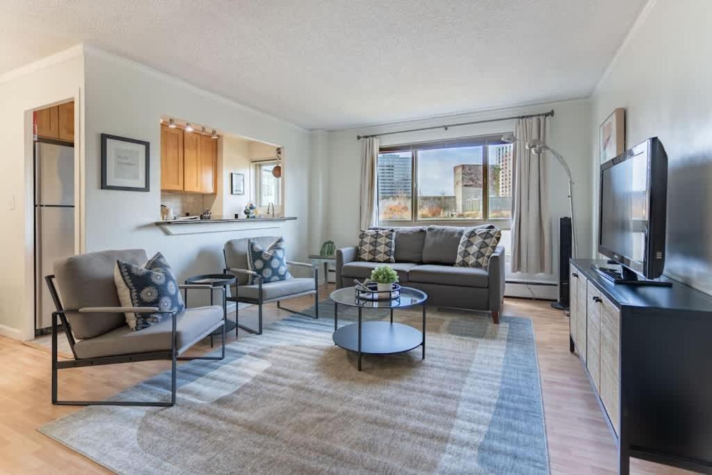 Vibrant Downtown, King Bed, Work Desk & Kitchen Seattle