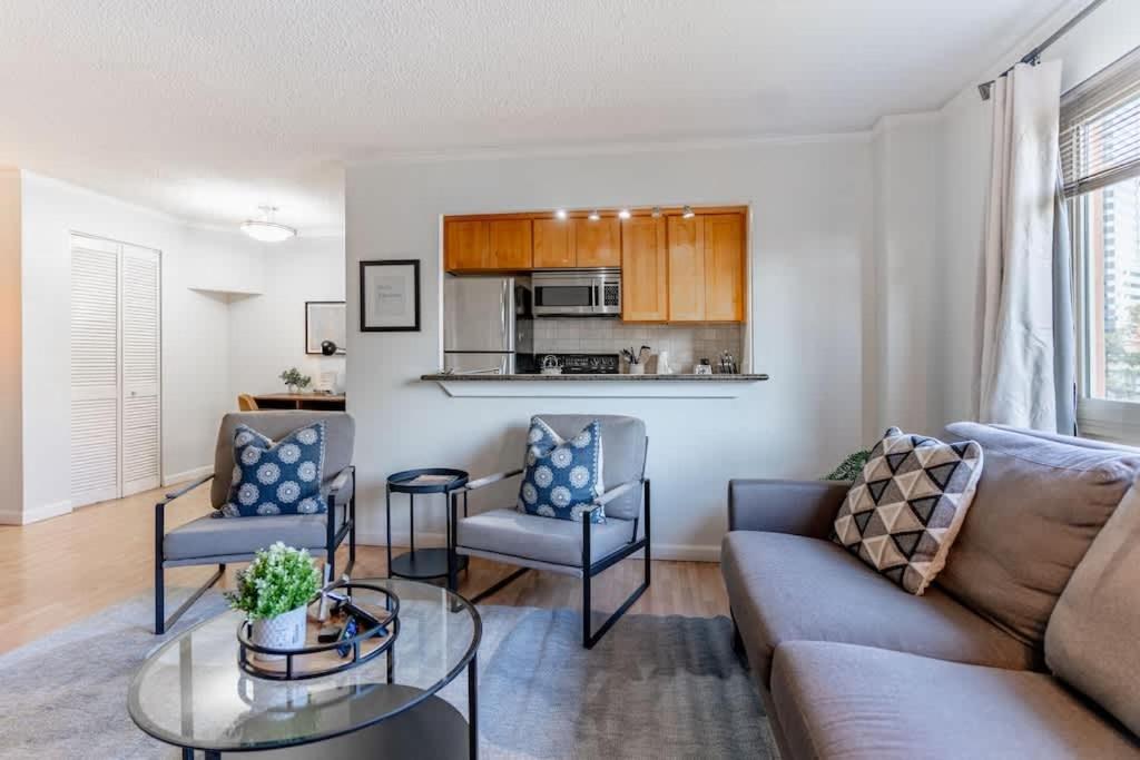 Holiday home Vibrant Downtown, King Bed, Work Desk & Kitchen