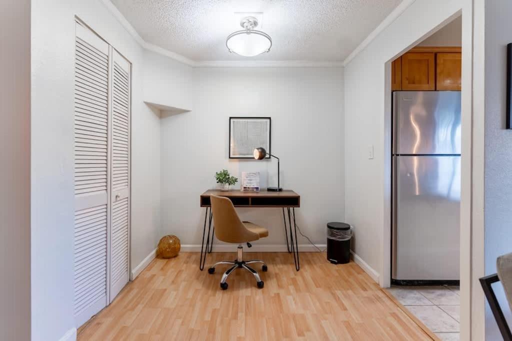 Vibrant Downtown, King Bed, Work Desk & Kitchen Holiday home *